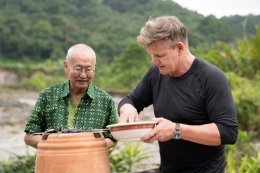 Pakar kuliner William Wongso menjadi mentor masak rendang koki kenamaan dunia Gordon Ramsay. (Dok. National Geographic via Regional.kompas.com)