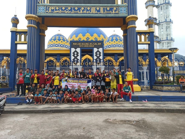 Foto Bersama Dosen, Mahasiswa dan Masyarakat Sekitar Saat Sosialisasi Permainan Tradisional Olahraga Rekreasi (dokpri/Rama Donny)