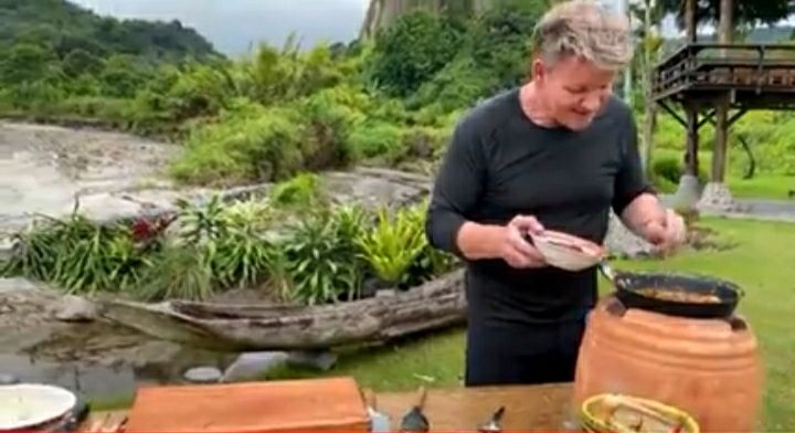 Gordon Ramsay sedang memasak di Sumatera Barat (Foto: screenshot dari Gordon Ramsay YouTube channel)