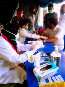 Kepala Dinsos Aceh Drs Alhudri MM, sedang Diperiksa Tekanan Darahnya (doc Pribadi)