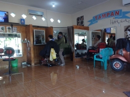 Barbershop di Sungailiat, kabupaten Bangka menerapkan protokol kesehatan (dokpri)