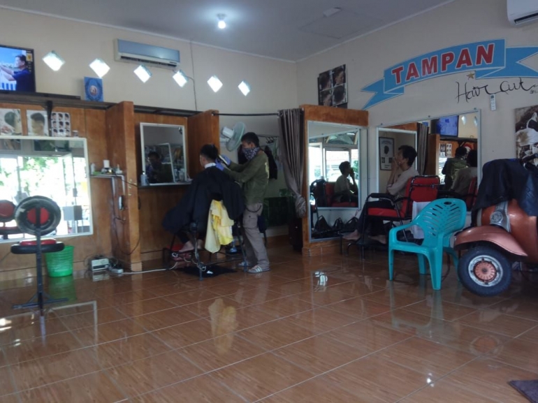 Barbershop di Sungailiat, kabupaten Bangka menerapkan protokol kesehatan (dokpri)