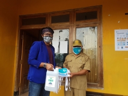 Penyerahan bantuan berupa masker dan handsanitizer untuk warga kepada perangkat Desa Pait, Kasembon, Kab. Malang/dok.mahasiswa