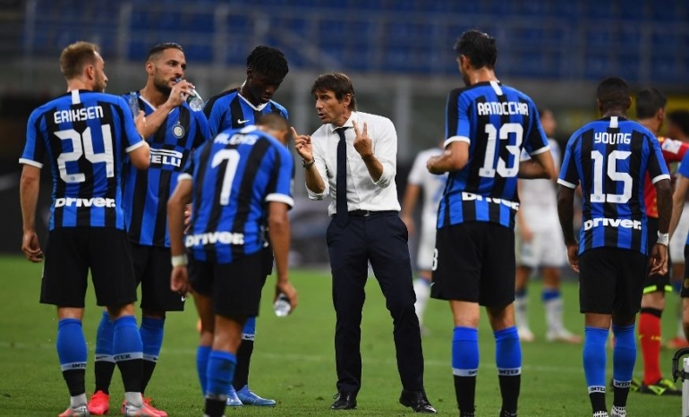 Pelatih Inter Milan, Antonio Conte sedang memberikan arahan kepada para pemainnya dalam laga Inter vs Brescia (02/07/2020). Foto: Inter.it
