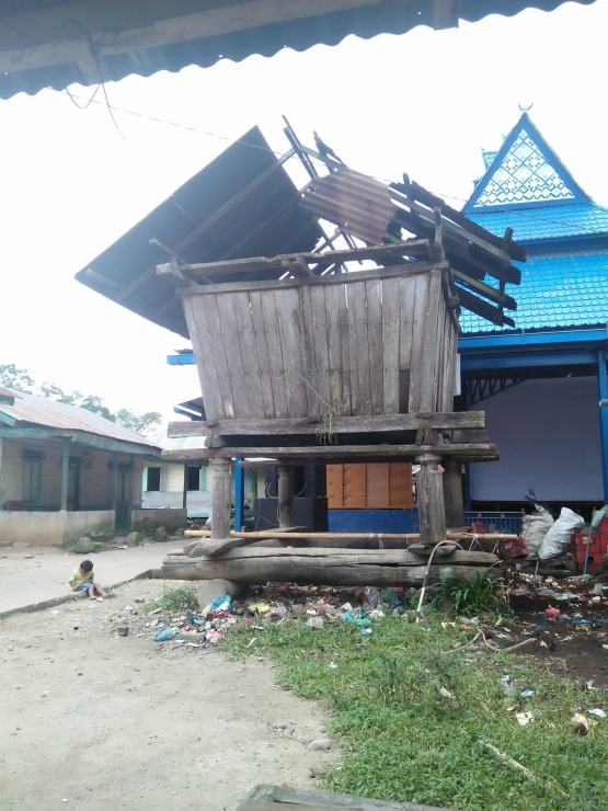 Bekas Keben berbentuk trapesium dengan 4 tiang dan alas tiang dari kayu di Desa Barung Kersap, Kab. Karo (Dokumentasi pribadi)
