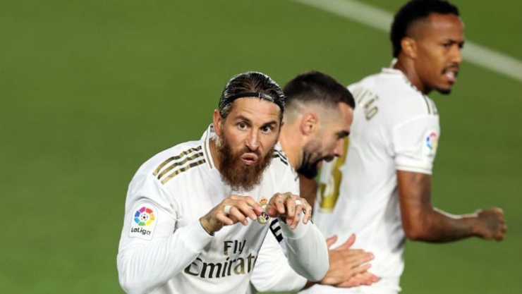 Aksi sang kapten Real Madrid, Sergio Ramos usai mencetak gol ke gawang Getafe tadi malam.(Angel Martinez/Getty Image)