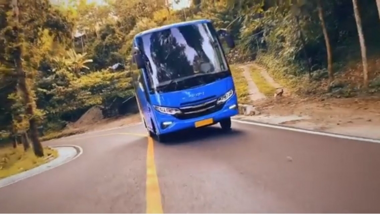 Bus medium buatan Karoseri Tentrem yang akan diekspor ke Kenya. Foto: Instagram @karoseritentrem