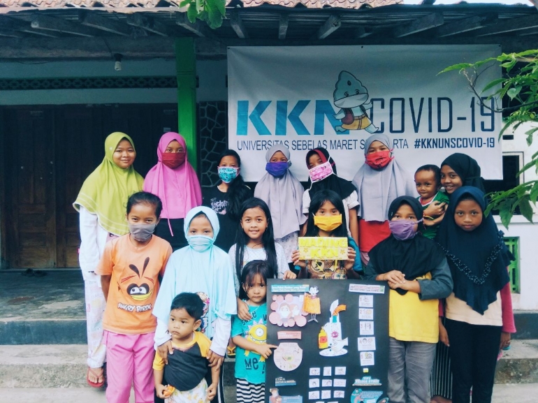 Magelang(24/6/2020) Siswa sekolah dasar kelas Edukasi KKN Covid-19 Dusun Maguan berfoto dengan hasil mading bertema new normal dan Covid-19. Dokpri