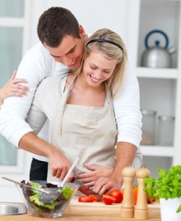 Bantuan suami saat masak bikin istri lebih bergairah (Pinterest via food.detik.com)