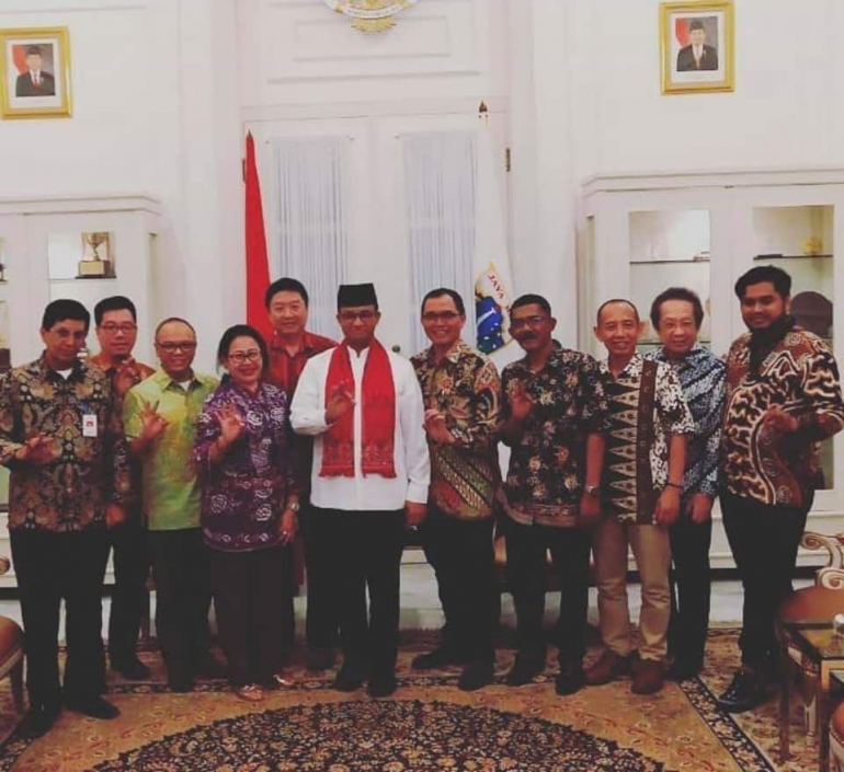 Anies Baswedan (tengah) foto bersama rombongan yang membahas soal sampah pada Agustus 2019 lalu. (Foto Dok. Asrul Hoesein)