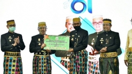 Gubernur SulSel (ketiga dari kiri) menyerahkan Bantuan Dana Keuangan Daerah untuk Pemkab Maros (04/07/20).