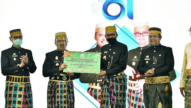 Gubernur SulSel (ketiga dari kiri) menyerahkan Bantuan Dana Keuangan Daerah untuk Pemkab Maros (04/07/20).