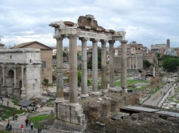 Kuil Saturnus di kota Roma. (Foto: Istimewa/https://www.dreamstime.com/).