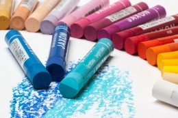 Ilustrasi crayon warna biru. Sumber : pixabay.com/stux