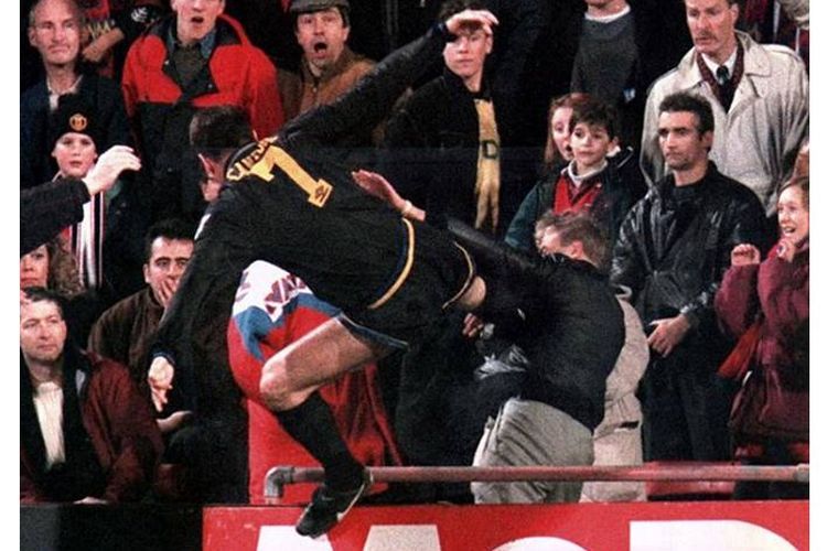 Insiden tendangan kungfu Eric Cantona | Sumber gambar : bola.kompas.com / Daily Mail