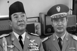 Presiden Sukarno dan Letnan Jenderal Suharto pada Oktober 1965. FOTO/AP via Tirto.Id. Diedit oleh penulis