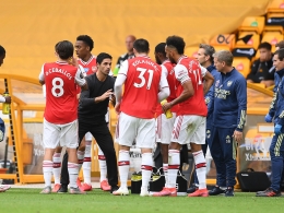 Arteta memberikan instruksi ke para pemain Arsenal di markas Wolverhampton (4/7). Gambar: Twitter.com/@ARSENAL