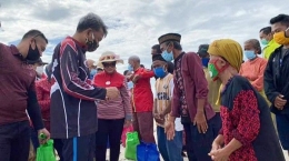 Nurdin Abdullah (kedua dari kiri) menyerahkan bantuan sembako dan masker kepada warga Pulau Lanjukang (05/07/20).