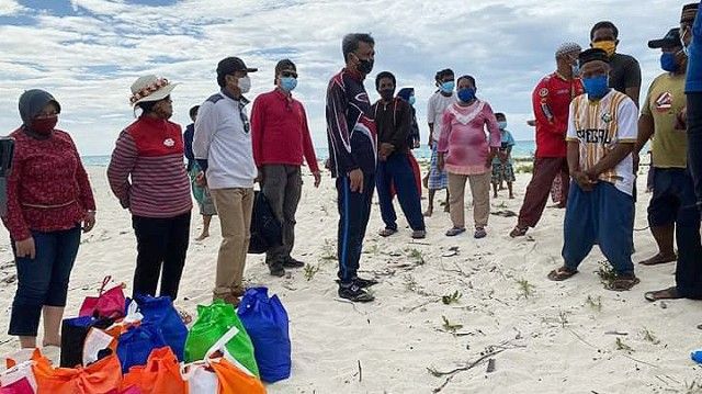 Nurdin Abdullah (tengah) menyapa dan mendengar masukan warga Pulau Lanjukang (05/07/20).