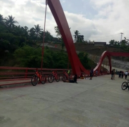 tampak sepeda berjejer milik pengunjung jembatan merah (doc : Instgram @ajrifjrii)