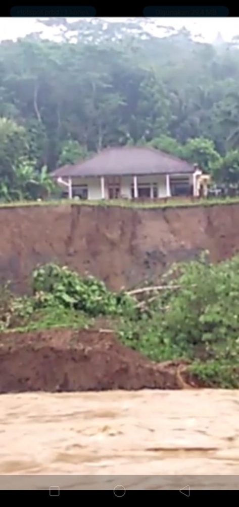 Rumah korban bencana : kang Aam
googletag.cmd.push(function() { googletag.display('div-gpt-ad-712092287234656005-412');});