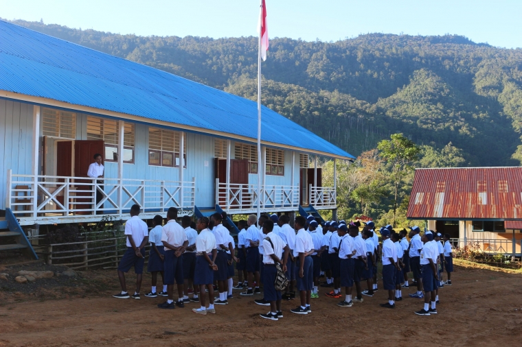 Upacara bendera di sekolah kampung (Dokumen Pribadi)