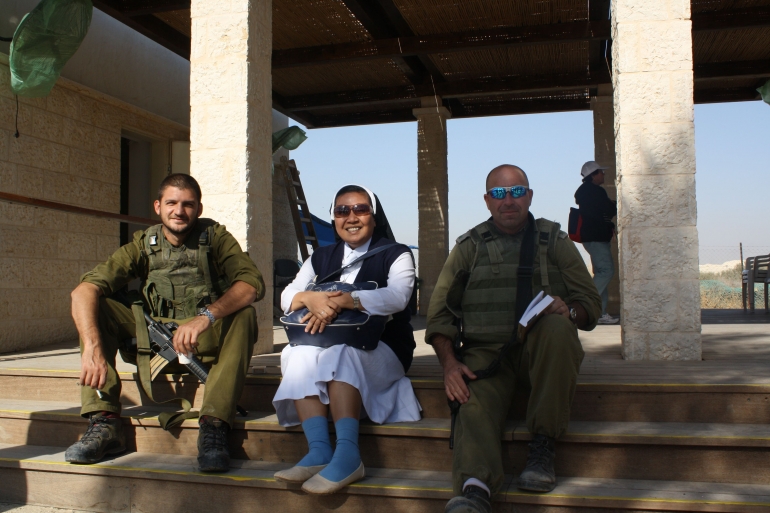 Senyum meluluhkan tentara Israel mau diajak foto (dok pri)