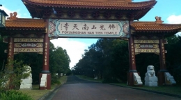 Ket foto : pintu gerbang Nan Tien  temple  / dok Roselina Tjiptadinata