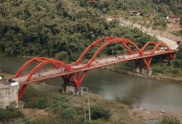 Jembatan merah Purbalingga (doc : Instagram @fathan_drone)