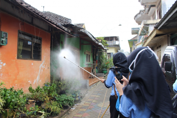 Mahasiswa UM turut aktif melakukan Penyemprotan desinfektan di lingkungan warga Desa Tulungrejo, Kota Batu