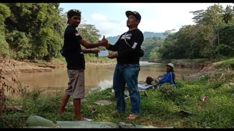 Memberikan sumbangan kepada anggota yang terkena musibah