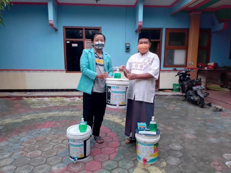 Penyerahan tempat cuci tangan kepada ketua Rt.03 / Rw. 04 desa Mayang