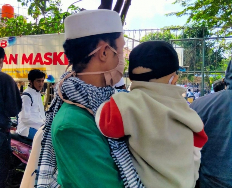 Foto: peserta apel siaga membawa anak dalam acara Ganyang Komunis. Dok. KPAI