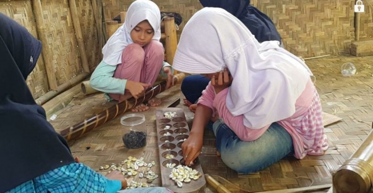 Anak perempuan bermain congklak (sumber gambar : https://www.sabumiku.com)