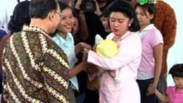Ani Yudhoyono membuka Pekan Imunisasi Nasional putaran ketiga di Kelurahan Maphar, Kecamatan Tamansari, Jakarta Barat, Rabu (30/11), Sumber: Liputan 6