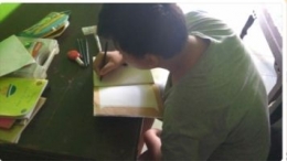 Anak berkebutuhan khusus tengah mengerjakan tugas sekolah dari rumah (dokumen pribadi)