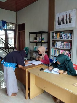 Foto : Pengunjung sedang registrasi peminjaman buku di Pustaka Gampong Durian Rampak
