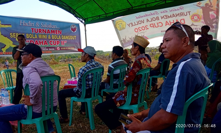 Dokpri. Fadli, kepala Desa Daha, saat sambutan