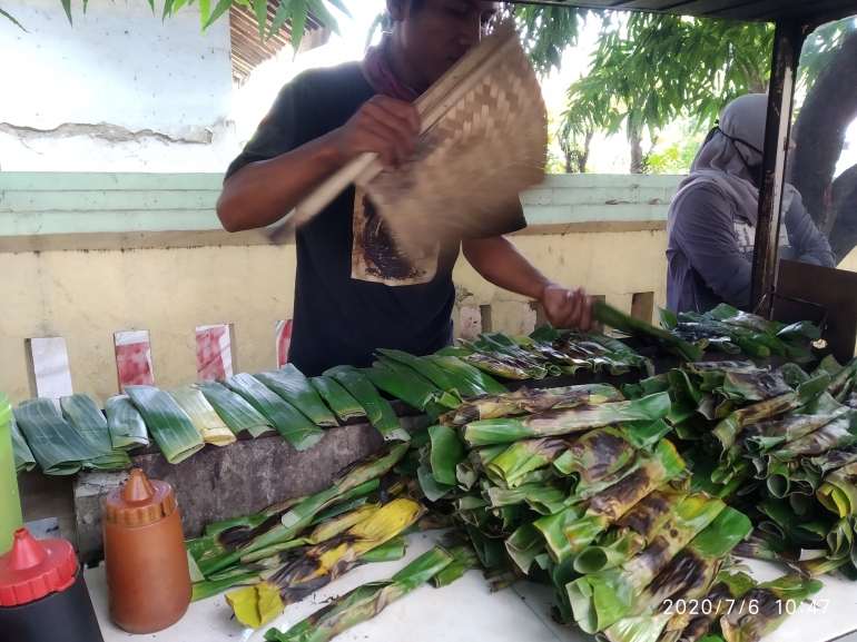 Di bungkus daun pisang dan di bakar dengan arang (dokpri)