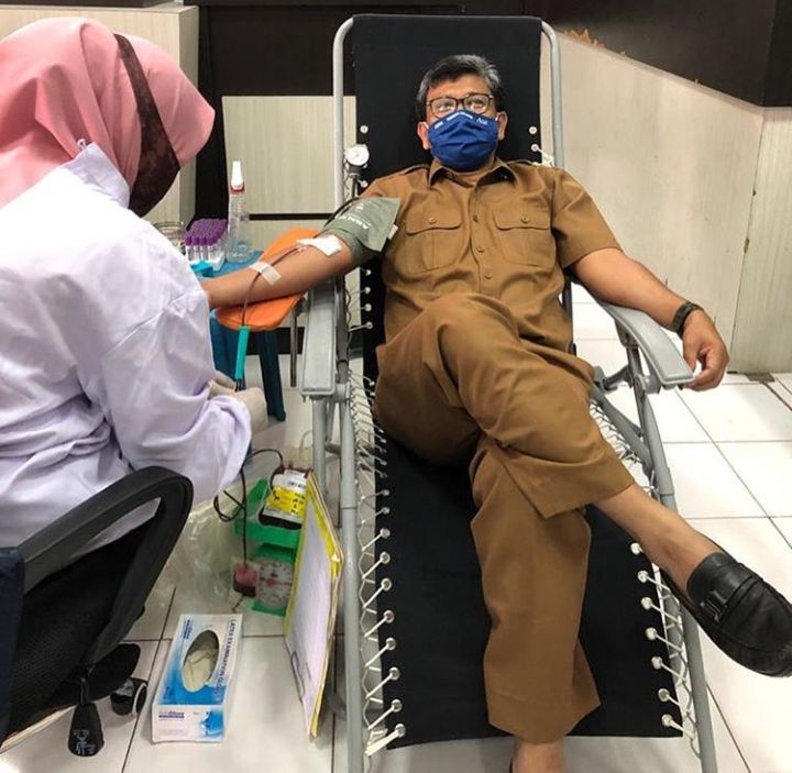Ramadhani Sulaiman MBus, Kabid Pemasaran Disbudpar Aceh sedang Diambil Darahnya (doc Ramadhani Sulaiman)