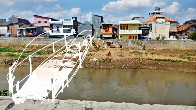 Jembatan impian diatas sungai ciliwung, nampak di kejauhan kampung Pulo, foto pribadi