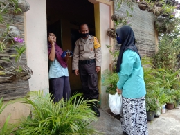 Mahasiswa Universitas Sebelas Maret, Mutiara dengan Polisi setempat, Bapak Mawardi memberikan edukasi mengenai pentingnya budaya hidup sehat seperti, menggunakan masker dan cuci tangan di Dusun Padan, Kraguman, Jogonalan, Klaten. | dokpri
