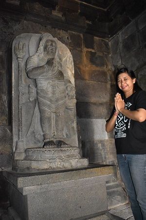 Peneliti Ayu Nikki Avalokitesvari ketika melakukan riset di Candi Prambanan