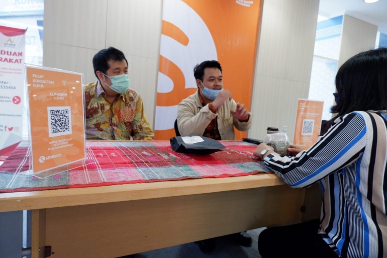 Seorang pelaku KUKM menceritakan keluh kesahnya di pusat konsultasi bisnis KUKM di Smesco Indonesia (2/7/20) (dokpri)