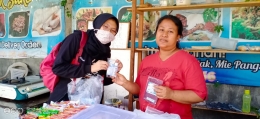 Pemberian Masker DIY dan Handsanitizer kepada Penjual Jajan Pasar di Wilayah Dirgantara Permai, Kota Malang