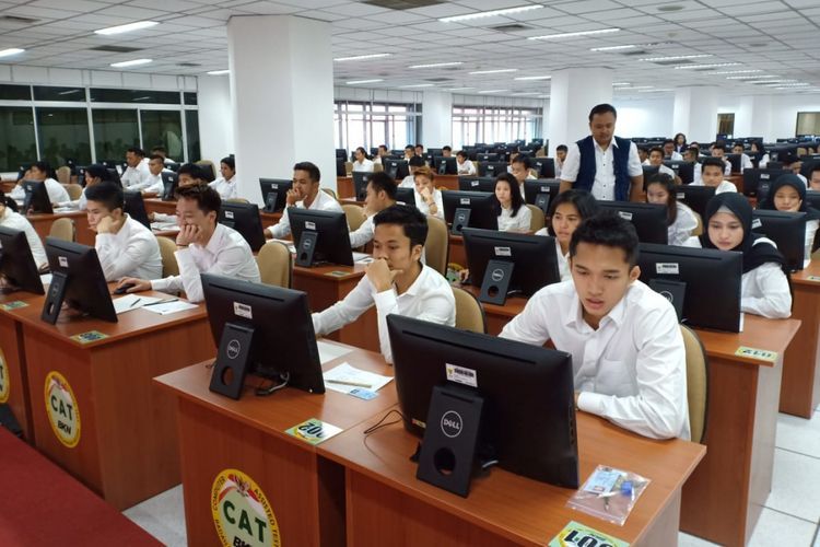 Para atlet berprestasi Indonesia mengikuti tes CPNS yang diadakan BKN, di Jakarta, Rabu (28/11/2018).(Twitter/@imam_nahrawi) via KOMPAS.