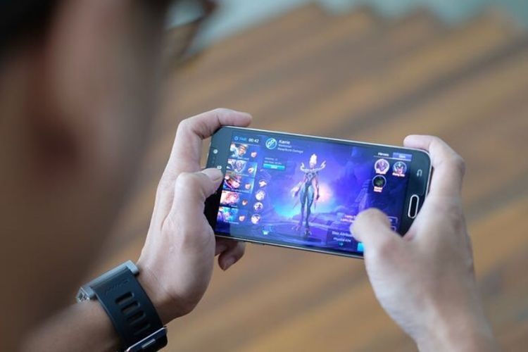 Ilustrasi main mobile legends | Sumber kompas.com