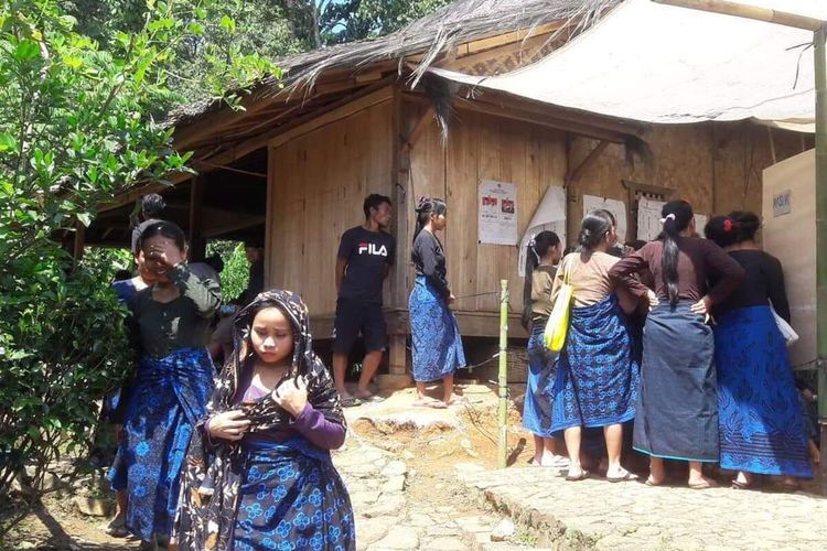Warga Baduy Luar di Desa Kanekes, Kecamatan Leuwidamar, Kabupaten Lebak, Banten saat mengikuti Pemilu Serentak 17 April 2019 lalu. (KOMPAS.COM/ACEP NAZMUDIN)
