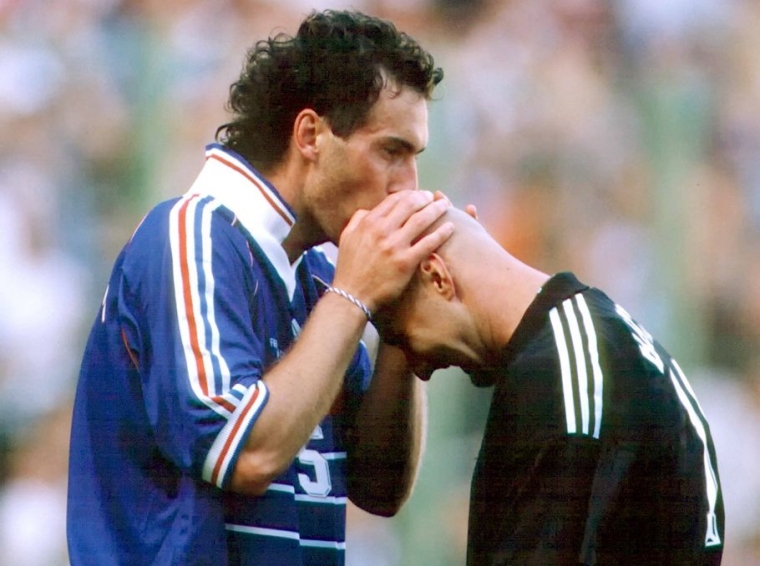 ciuman keberuntungan Blanc-Barthez di PD 1998. Sumber foto : sportmediamax.com