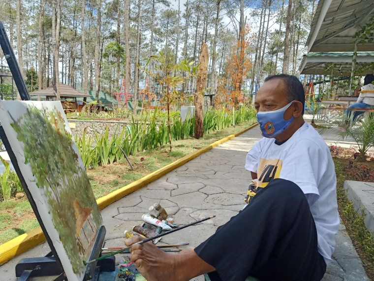 OTS melukis hutan pinus. Dok.pribadi